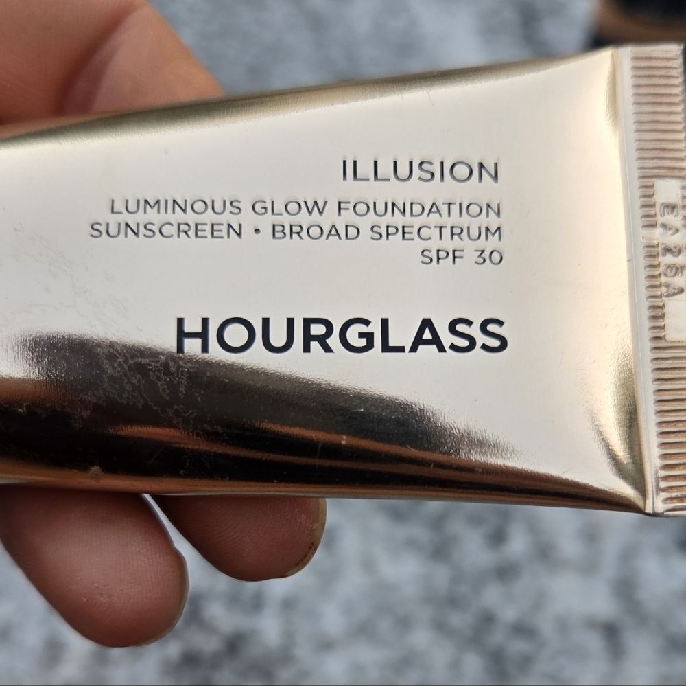 Hourglass Illusion Luminous Glow Foundation SPF 30 Shade 21 - Picture 4 of 11